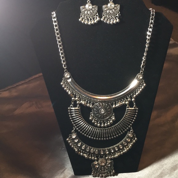 Jewelry - 🌹Beautiful bold Silver Statement Necklace🌹